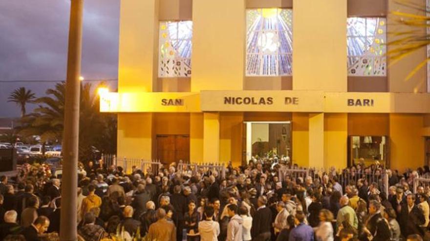 Un momento de la despedida de Saro Bolaños en la iglesia de Sardina del Sur. | josé carlos guerra