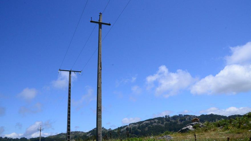 Tendido eléctrico aéreo que hay en la actualidad en la zona de Cabo Home.