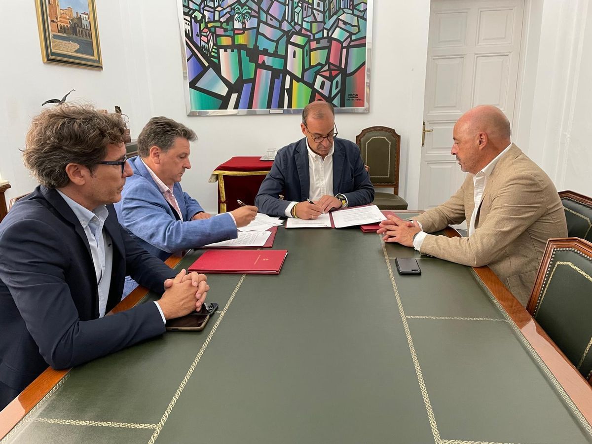 Firma de los contratos con Tahler.