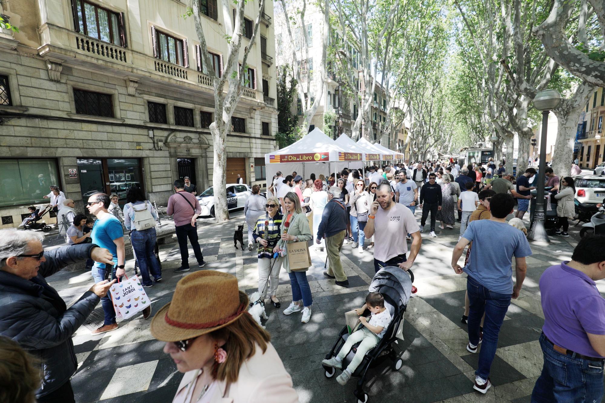 Día del Libro en Mallorca: Los lectores abarrotan el centro de Palma