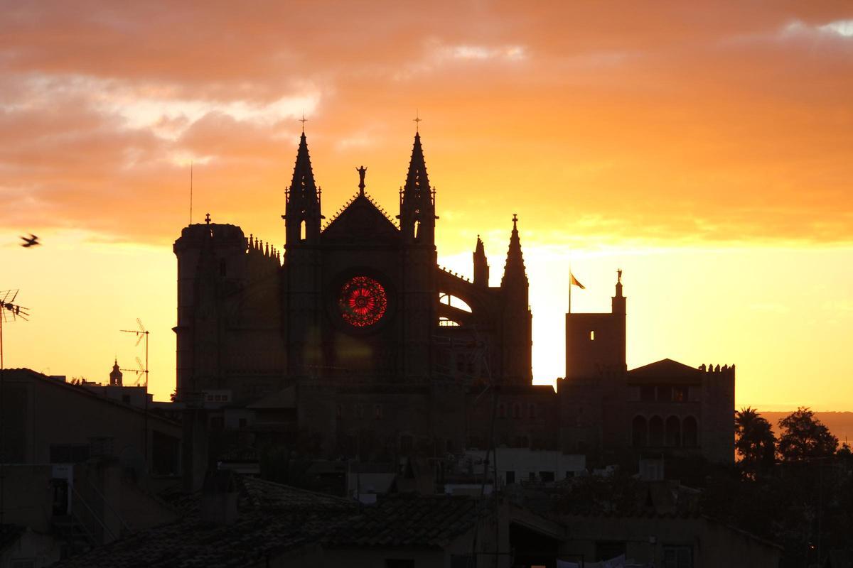 Vista del rosetón mayor de la Catedral de Mallorca incandescente por la convergencia de la luz del sol naciente entre los dos rosetones