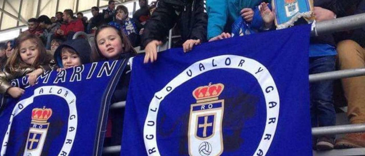 Los socios más jóvenes de la peña azul Pumarín, en el Carlos Tartiere.