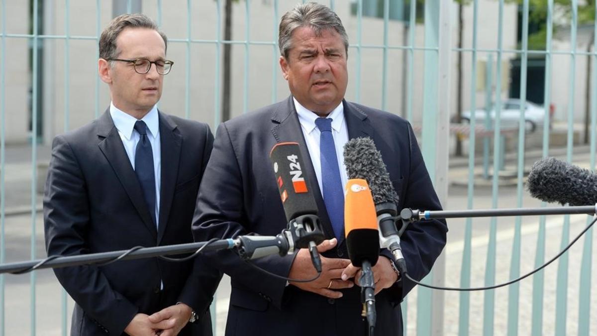 Gabriel (derecha) junto al ministro de Justicia, Heiko Maas, frente al edificio de la cancillería, en Berlín, el 23 de julio.