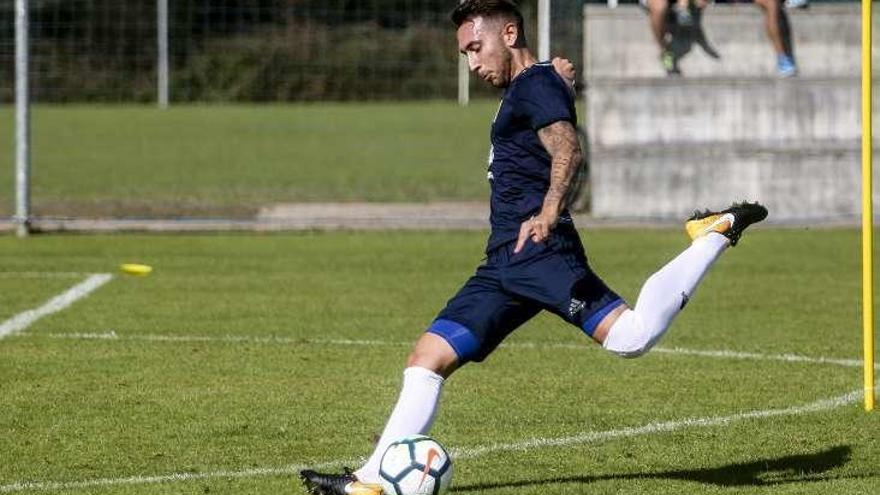 Varela golpea el balón, ayer, en El Requexón.