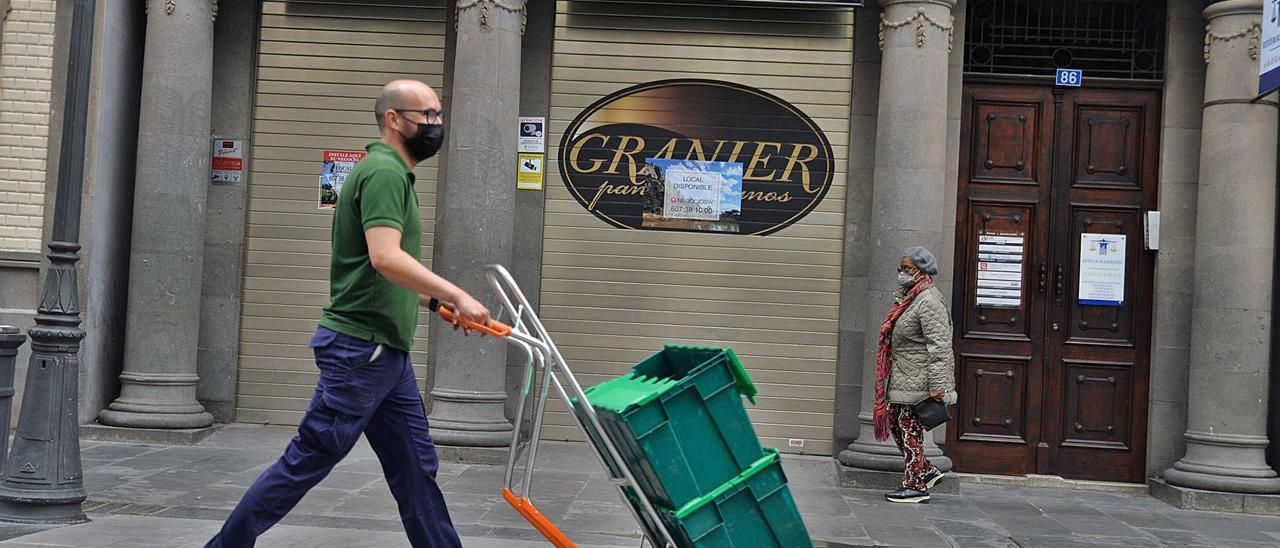 Locales cerrados en la calle Mayor de Triana, en el centro de la capial grancanaria. | | JOSÉ CARLOS GUERRA MANSITO