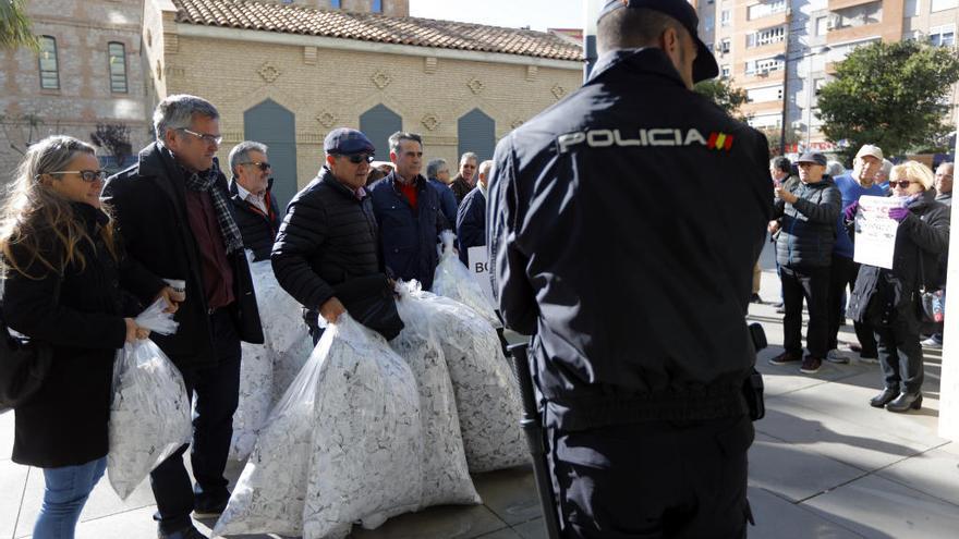 Representantes de Compromís en la protesta de la plataforma.