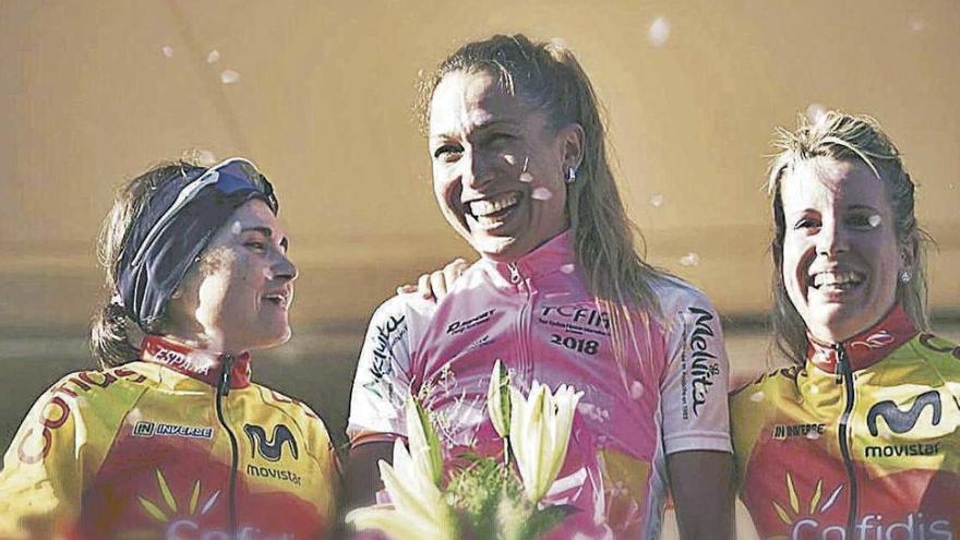 La mallorquina Mavi García sonríe en el podio del Tour d´Ardeche.