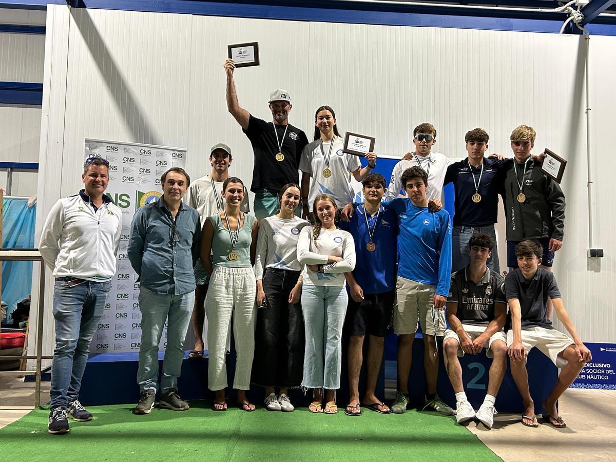 Foto de familia del campeonato vela iQFoil 2026 celebrado en la bahía de Cádiz.