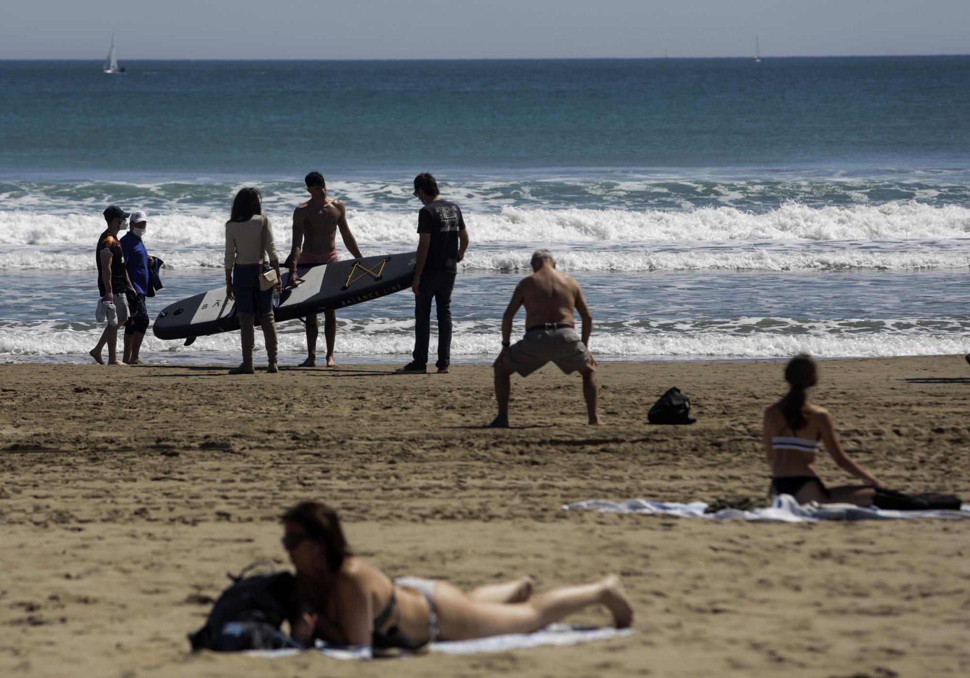 Día de playa sin mascarilla en València