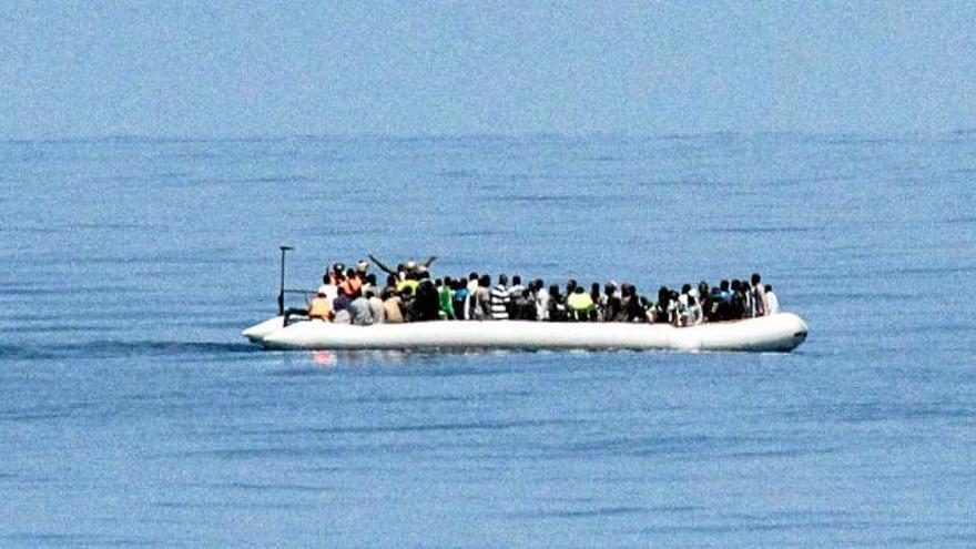 Una embarcació que transporta immigrants a prop de les costes de Líbia dissabte passat