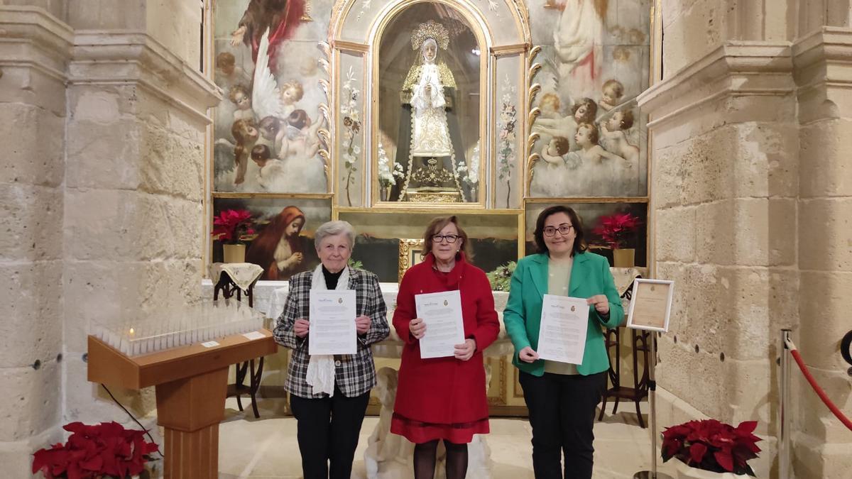 Las hermanas mayores posan junto a Manos Unidas tras la firma.