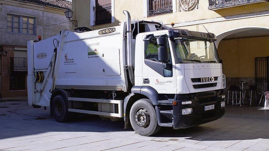 Un camión de recogida de basura de la Mancomunidad Tierra de Campos pasa por Villalpando.