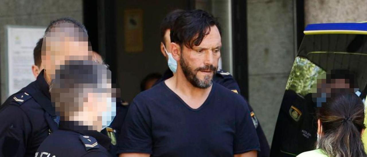 Roberto Domínguez custodiado por la policía