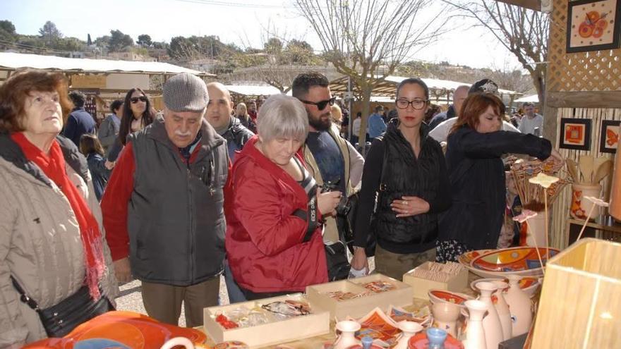 Varios visitantes miran las piezas de un estand, ayer en la Fira del Fang.