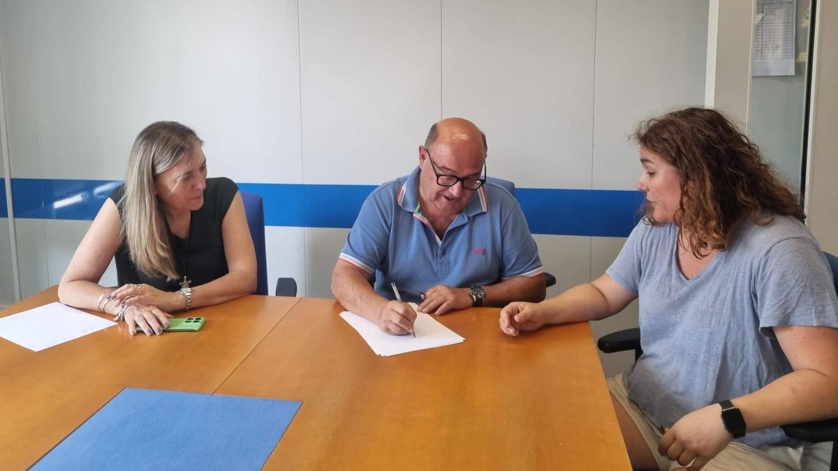 Reunión en el IES Alexandre Bóveda en la que participaron César Pérez, director territorial de la Consellería en la provincia de Pontevedra, y Judit Alonso, directora del centro (dcha.).
