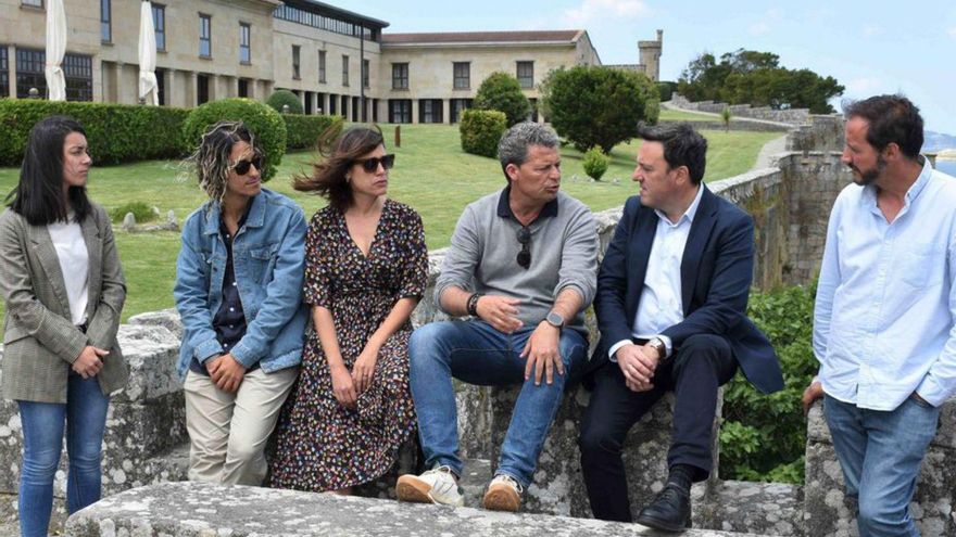 Formoso charla con Gómez Prado e integrantes de su candidatura en el recinto del parador de Baiona, ayer.