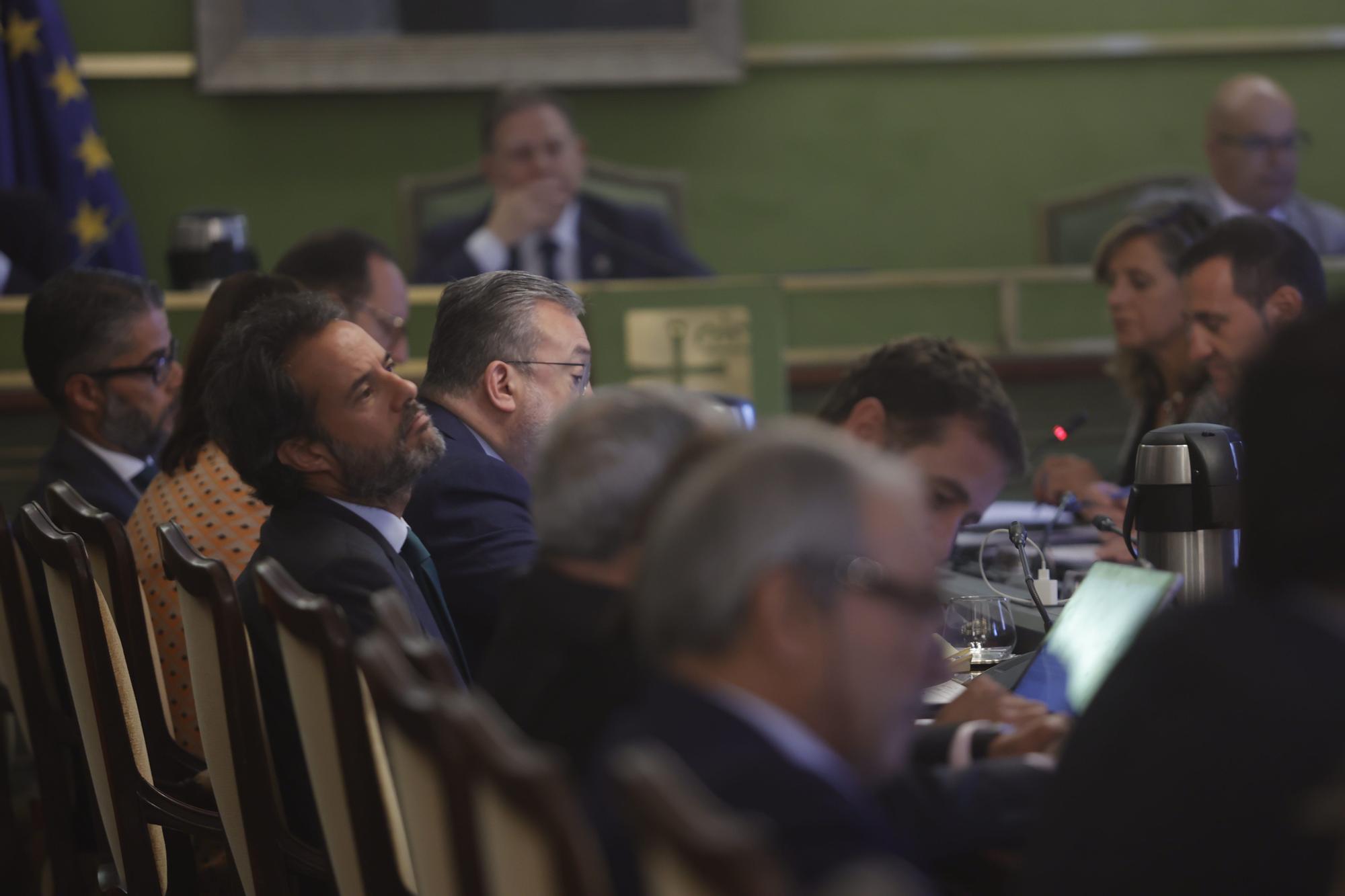 EN IMÁGENES: Pleno municipal en Oviedo con protestas de los vecinos por las terrazas del Antiguo