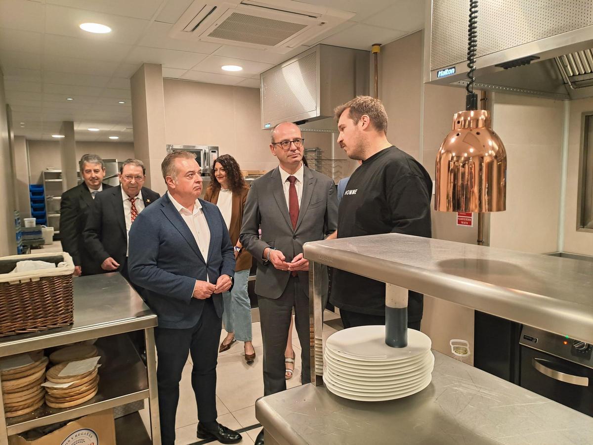 El consejero Víctor Marín y el presidente de HoyTú, Bartolomé Vera, en el restaurante El Churra (Murcia), durante su visita al restaurante El Churra de Murcia, uno de los 70 establecimientos que ya se han adherido a la iniciativa.