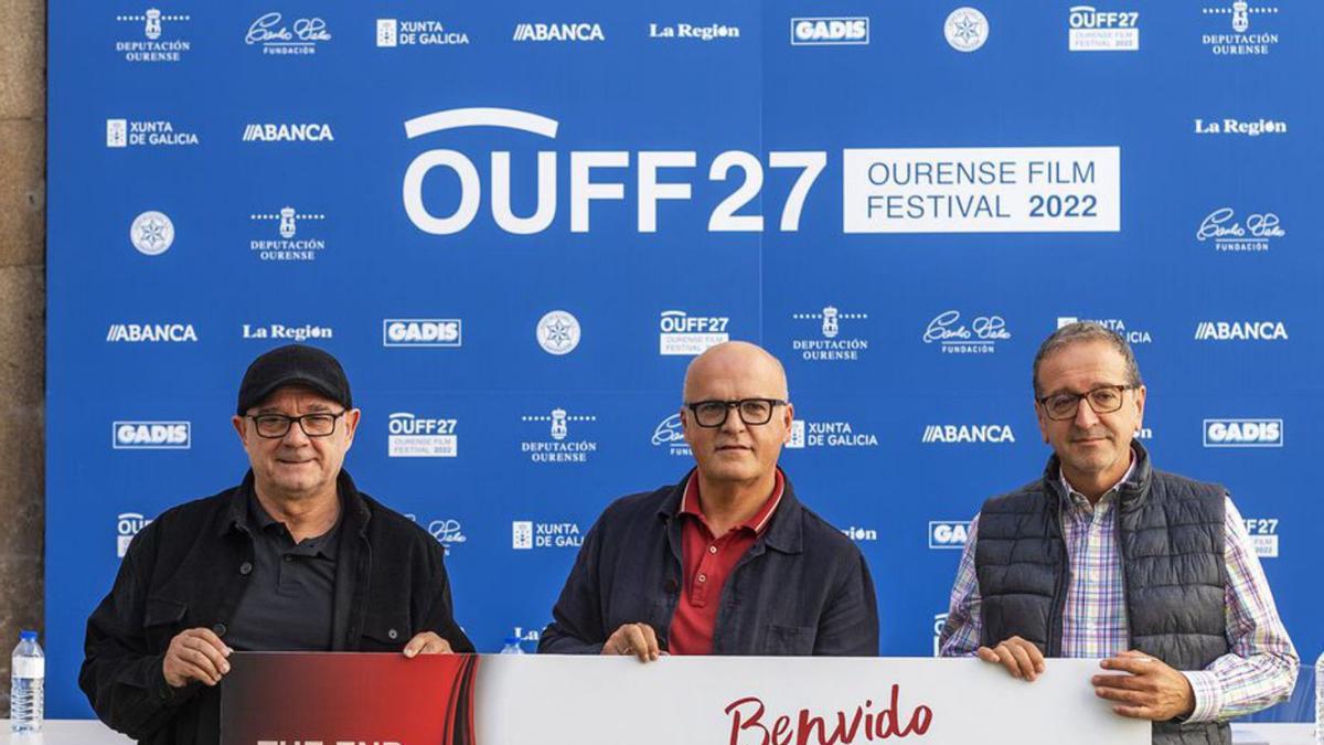 Miguel Ángel Fernández, Manuel Baltar y  Aurelio Gómez Vilalr, ayer, con el cartel ya de la  edición 2023 del OUFF.   | // IÑAKI OSORIO