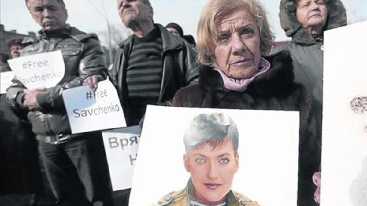 Protesta en Kiev para exigir la liberación de la piloto ucraniana Nadezda Savchenko, retenida en Rusia.