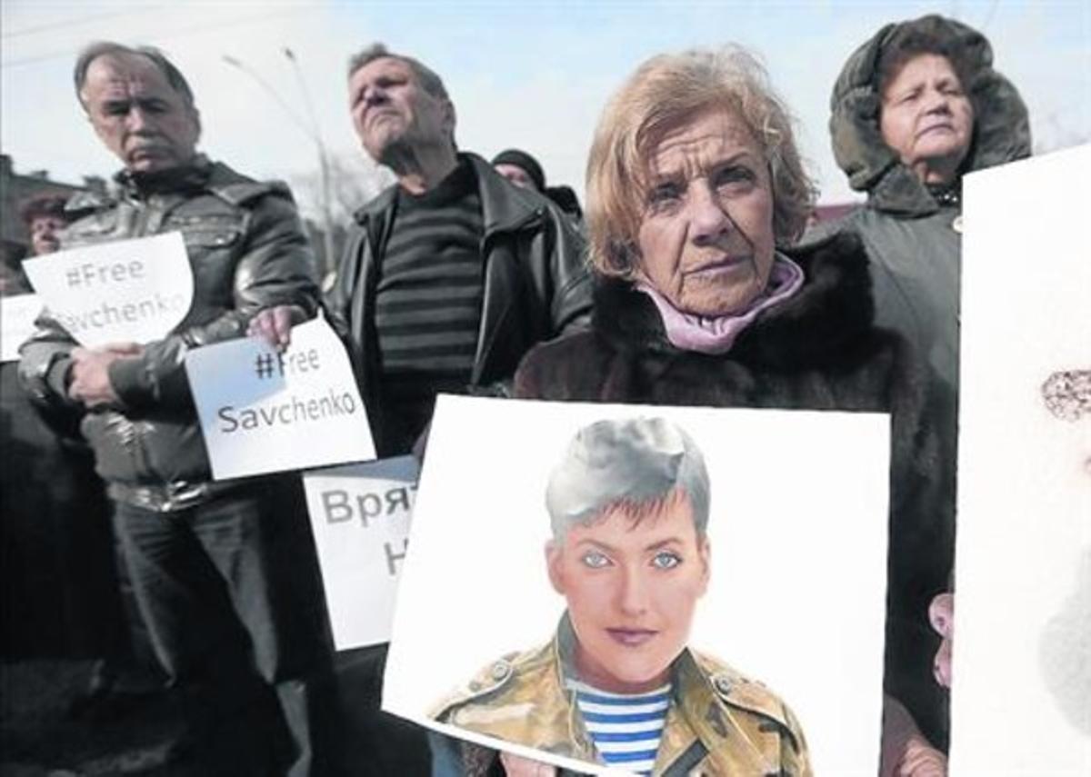 Protesta a Kíev per exigir l’alliberament de la pilot ucraïnesa Nadezda Savtxenko, retinguda a Rússia.