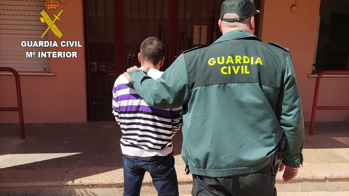 La Guardia Civil en el momento de la detención