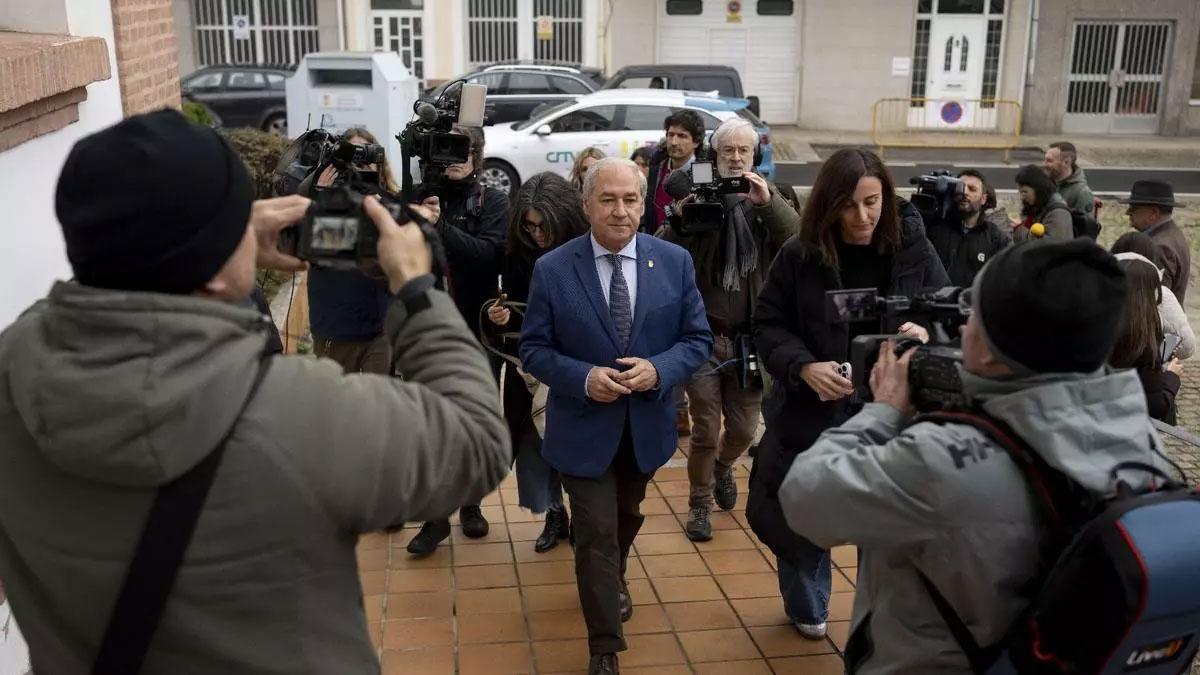 José Tomé entra en la sede de la Diputación de Lugo, este miércoles, antes de su rueda de prensa.