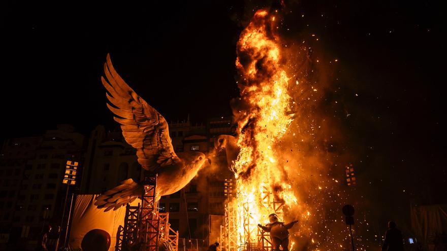 Cremà de la falla municipal de las Fallas 2024