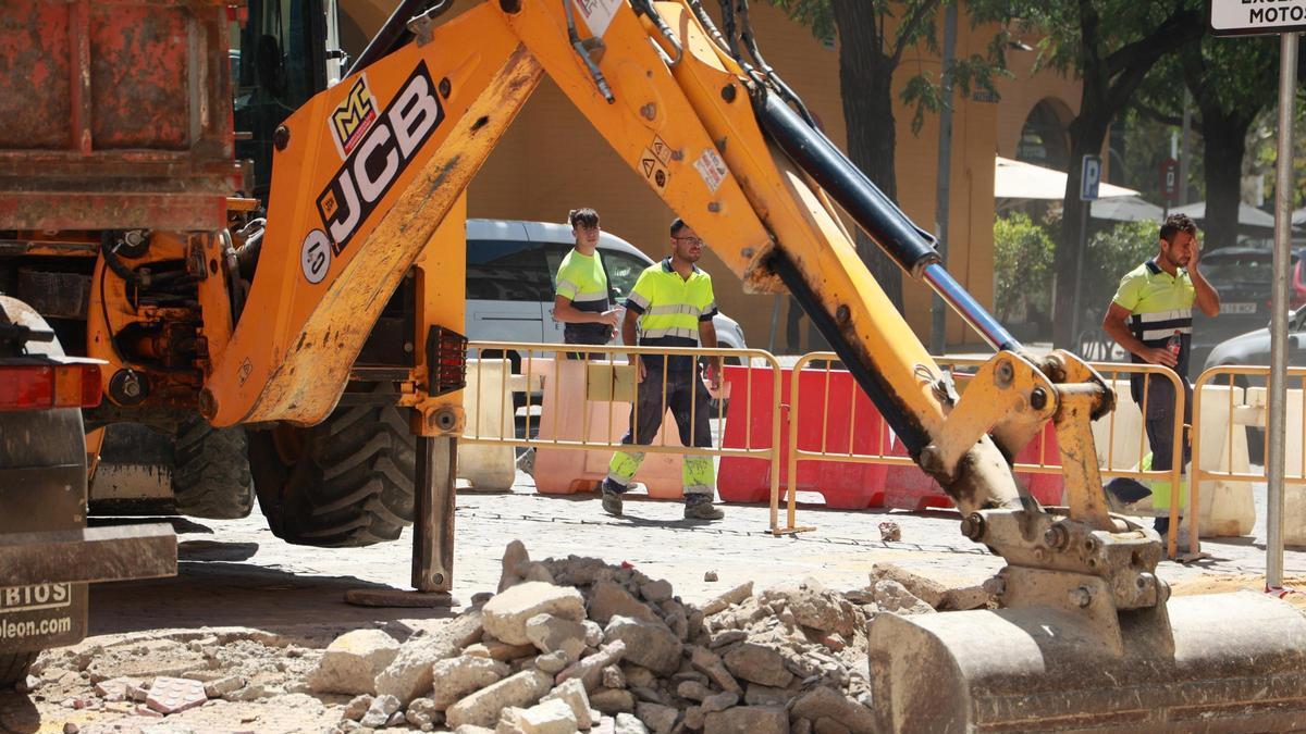 Archivo - Imagen de recurso de trabajadores del sector de la contrucción realizando tareas en una jornada con altas temperaturas