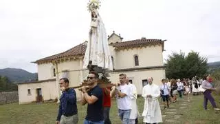 La Virgen de la Asunción de Las Caldas, en Oviedo, cautiva a veteranos y recién llegados