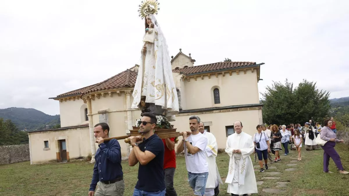 La Virgen de la Asunción de Las Caldas, en Oviedo, cautiva a veteranos y recién llegados