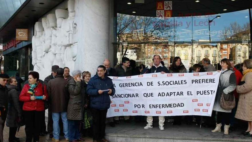 Varios trabajadores, concentrados a la puerta de la Junta.