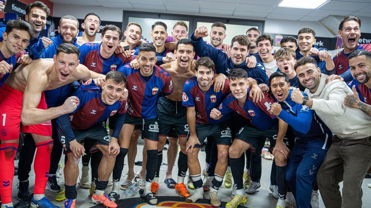 La plantilla del Eldense celebra la victoria en los vestuarios.