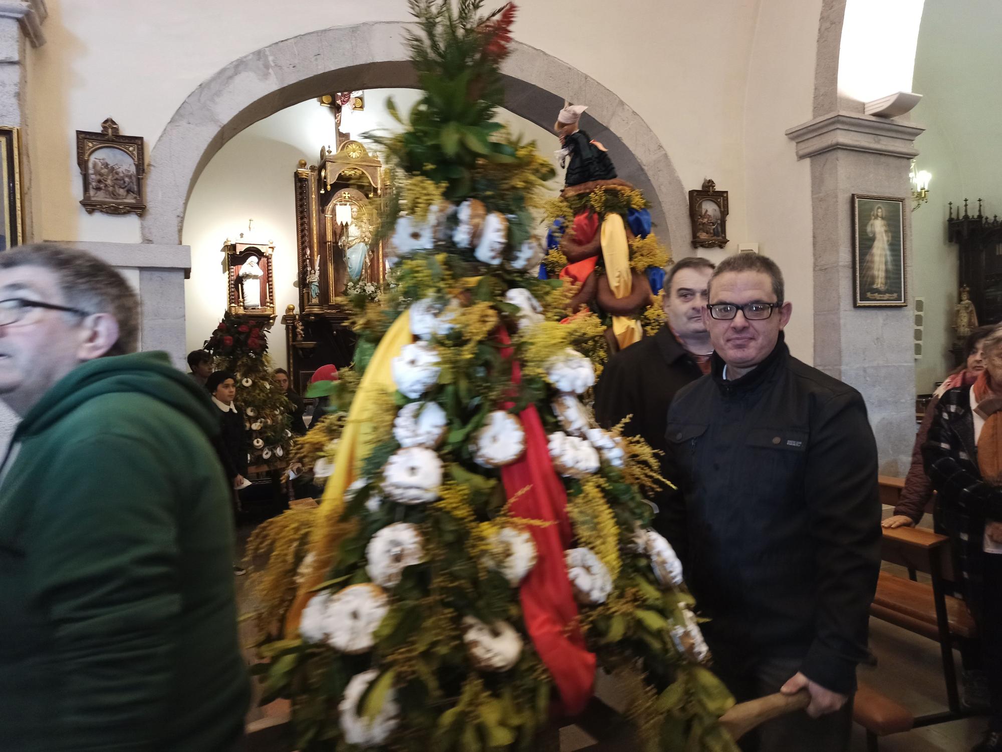 En Posada de Llanes, los panes del ramu vuelan por La Candelaria: "Hay que andar rápido"