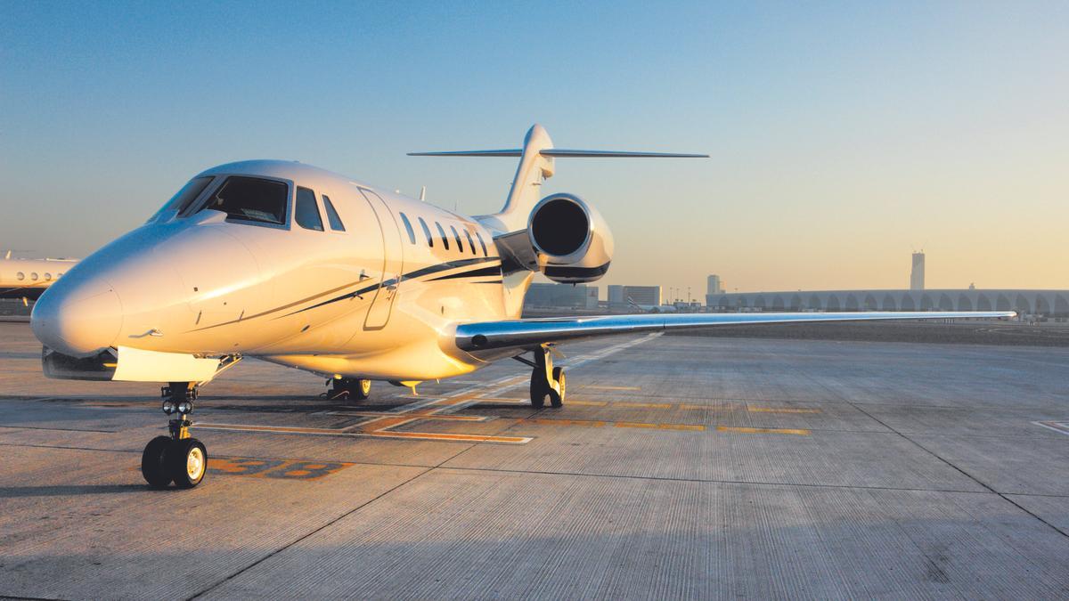 Un Avión Privado En La Pista De Un Aeropuerto.