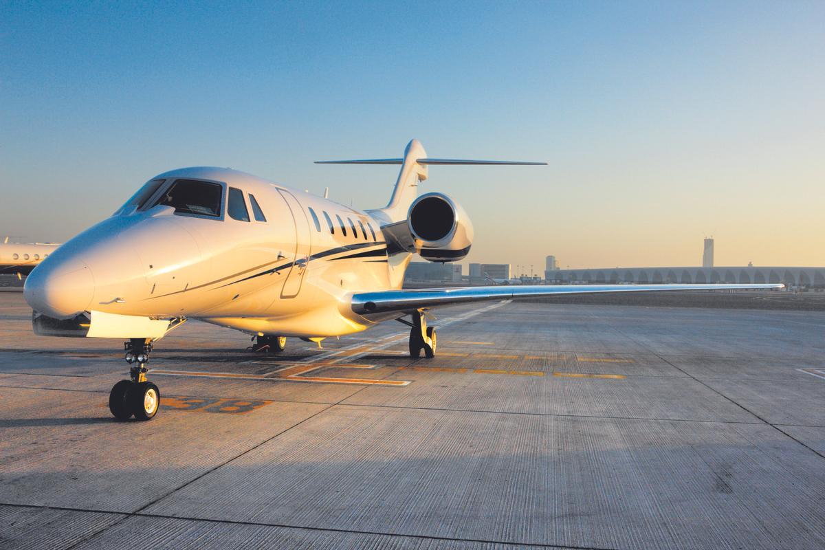 Un avión privado en la pista de un aeropuerto.