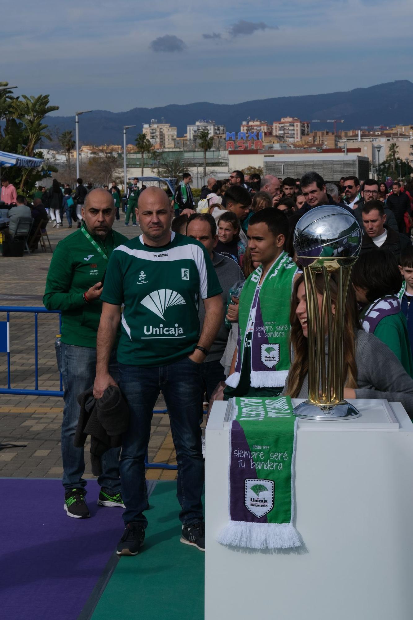 La afición celebra el título de Copa en la previa del Unicaja - Girona