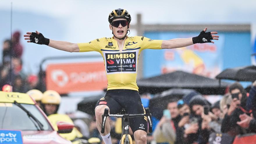 Jonas Vingegaard celebra su victoria en la Croix de Fer.