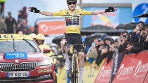 Jonas Vingegaard celebra su victoria en la Croix de Fer.