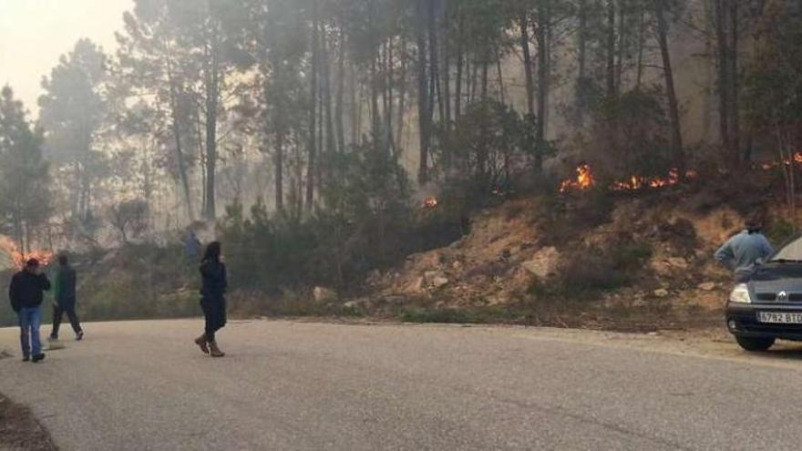 Incendio en montes de Ponteareas el pasado martes. // D.P.