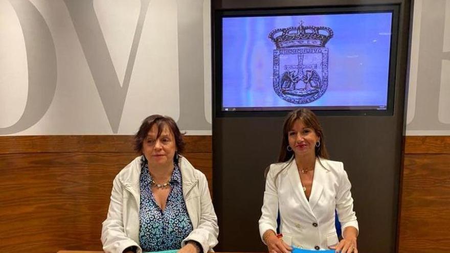 Leticia González (a la derecha) y Nieves Castaño, en la presentación de la muestra.