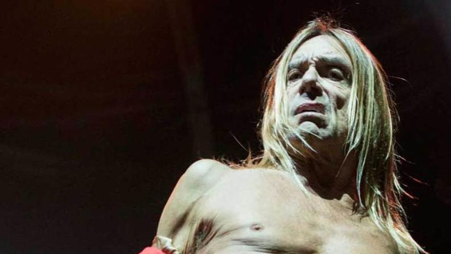 Iggy Pop, en plena actuación, ayer, en La Ería.