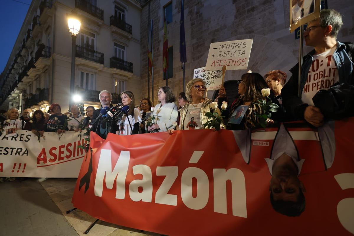 Decenas de valencianos se concentran frente a las Corts para pedir el enjuiciamiento de Mazón por su gestión de la dana