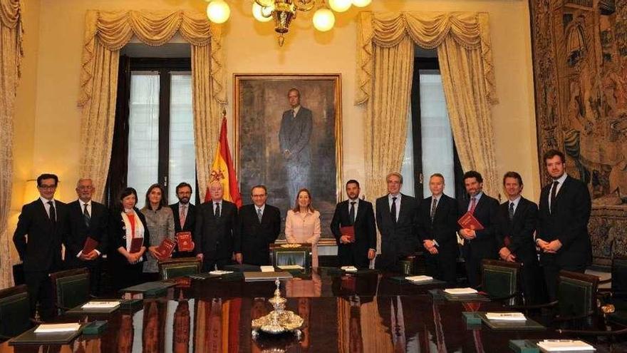 La junta directiva de AMI, ayer, en el Congreso. Por la izquierda, Ramón Alonso, Santiago Sarmiento, Irene Lanzaco, Ana Delgado, Aitor Moll, Antonio Miguel Méndez Pozo, Javier Moll, Ana Pastor, Alejandro Martínez Peón, Antonio Fernández Galiano, José Joly, Íñigo de Yarza, Carlos Godó y Antonio Asensio.