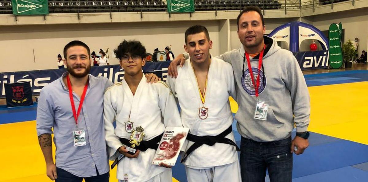 Los medallistas del Arteixo en Avilés. | // LA OPINIÓN