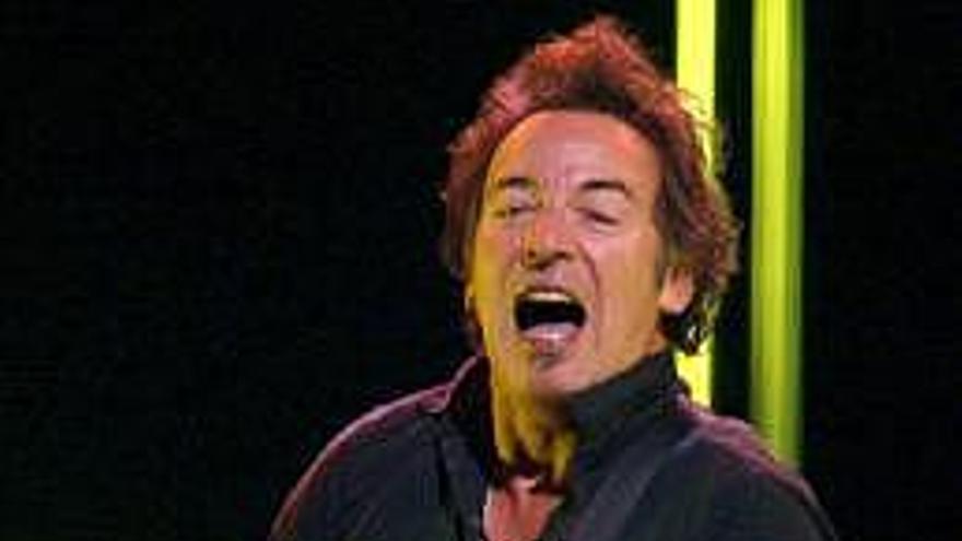 Fotografía de archivo, tomada el 25 de noviembre de 2007, del músico estadounidense Bruce Springsteen durante un concierto ofrecido en Madrid.