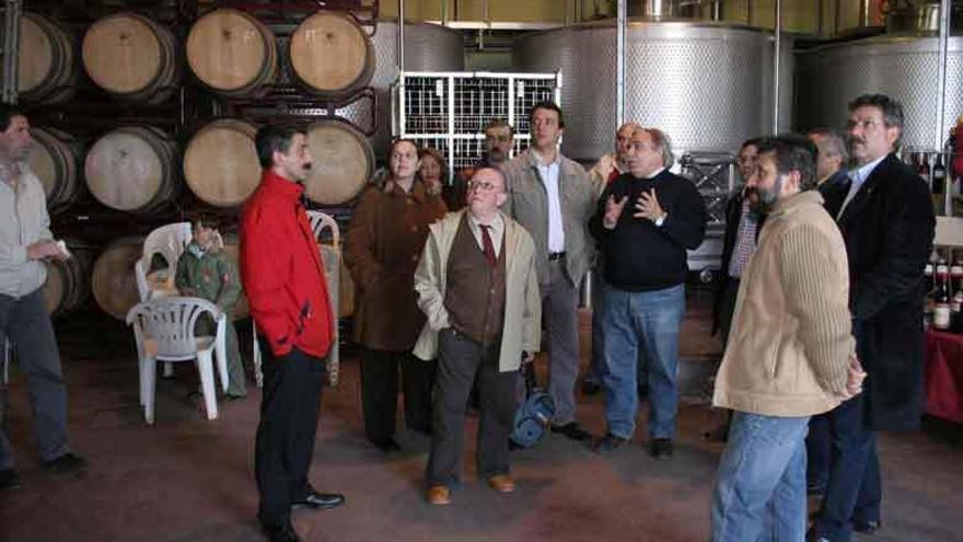 Un grupo de sumilleres durante una visita a la bodega Liberalia.