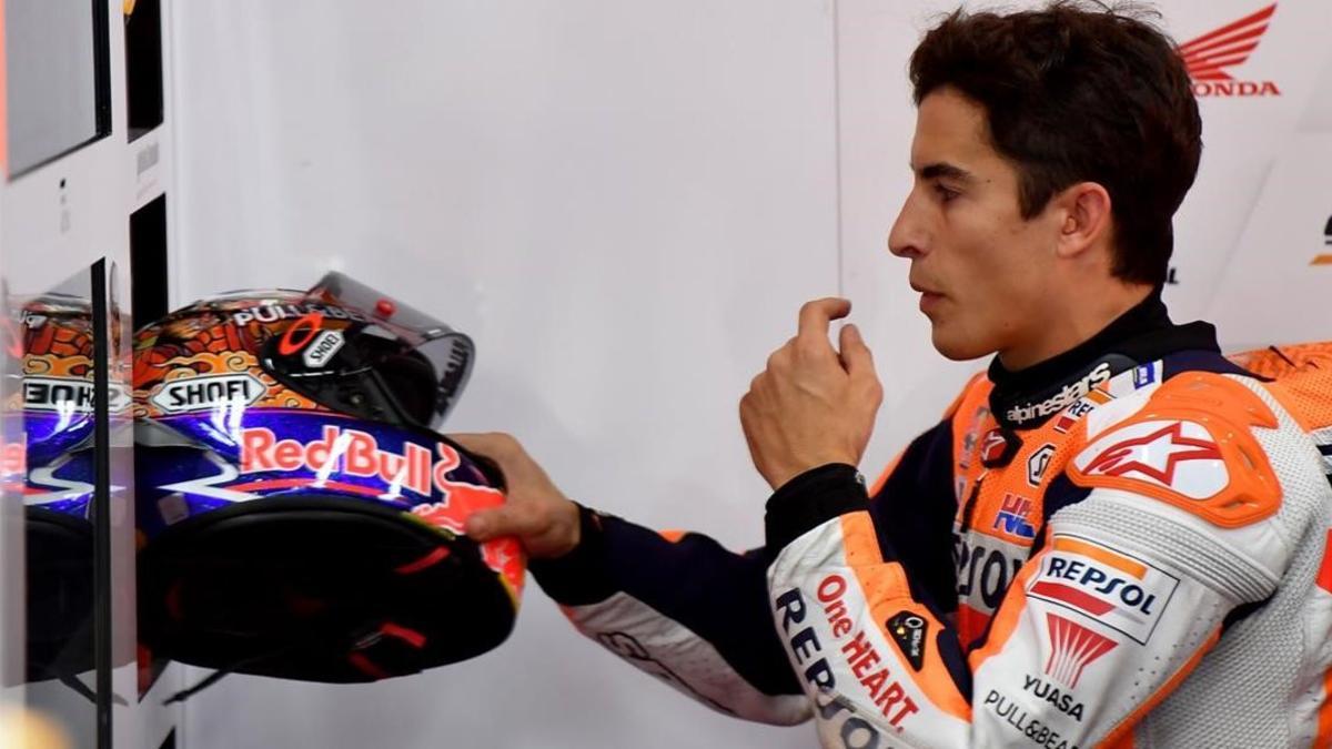 Marc Márquez (Honda) se prepara, en su boxe de Motegi, para lograr su 'pole' nº 90.