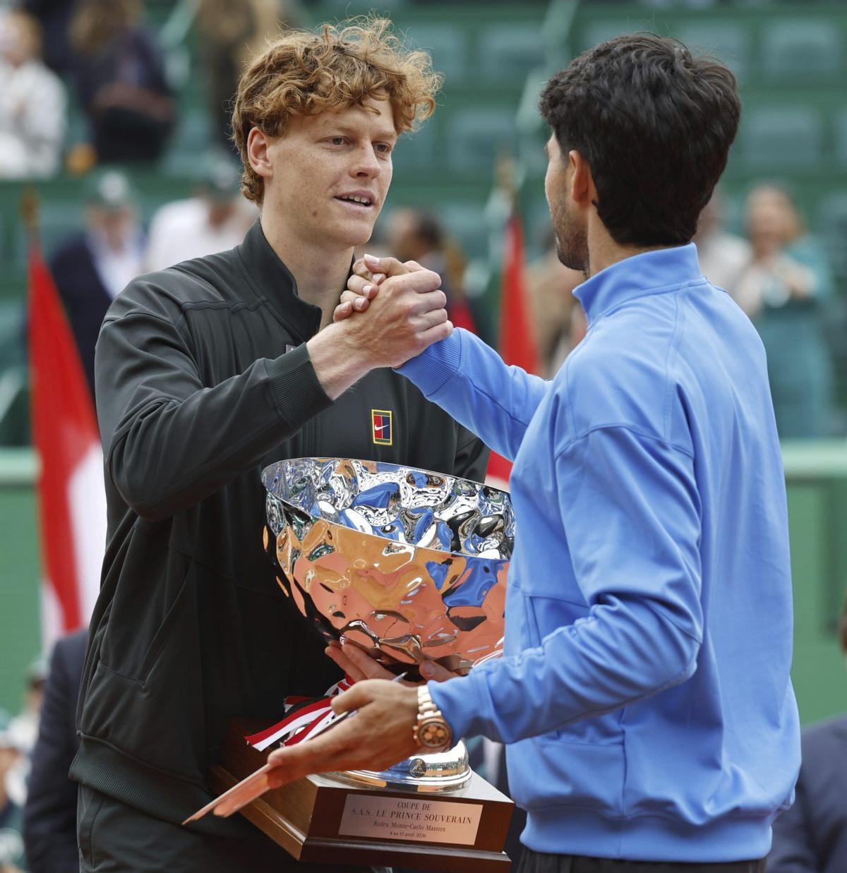 Sinner destrona Alcaraz