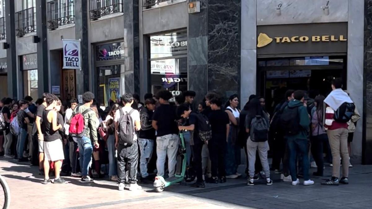 Largas colas en la puerta de Taco Bell de calle Alfonso I de Zaragoza